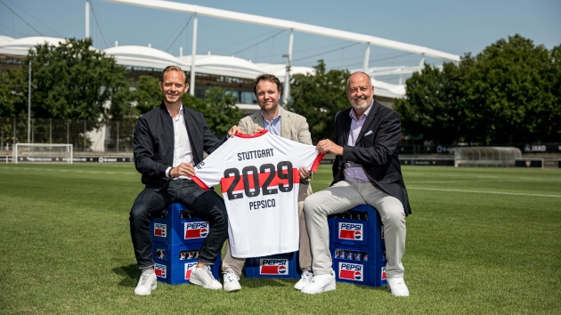 PepsiCo und VfB Stuttgart verkünden Partnerschaft - v.l.: Rouven Kasper (Vorstand Marketing und Vertrieb des VfB Stuttgart), Torben Nielsen (Managing Director bei PepsiCo DACH) und Jörg Koschinski (Verkaufsdirektor Gastronomie der Radeberger Gruppe und Geschäftsleiter der Brauerei Stuttgarter Hofbräu) - Quelle: PepsiCo